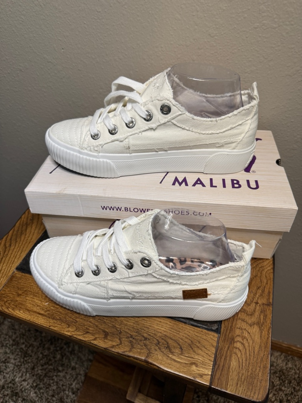 Women’s Casual White Low-Top Canvas Sneakers for Women